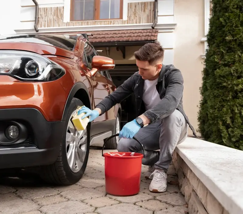 Lavage auto à domicile Paizay-le-Chapt : professionnel intervenant sur un véhicule